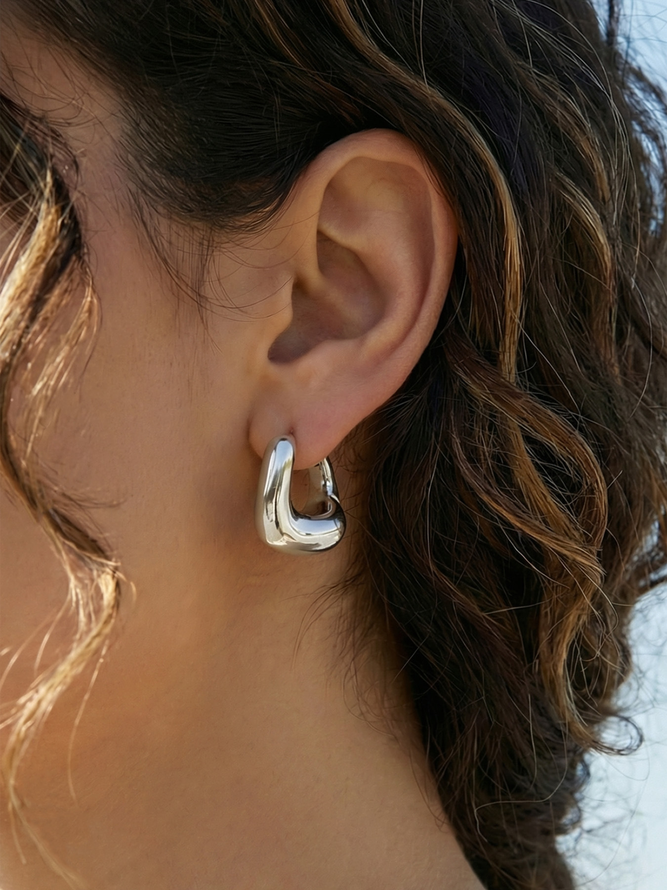 The Contour Hoop in tarnish-free waterproof stainless steel – alternate view
